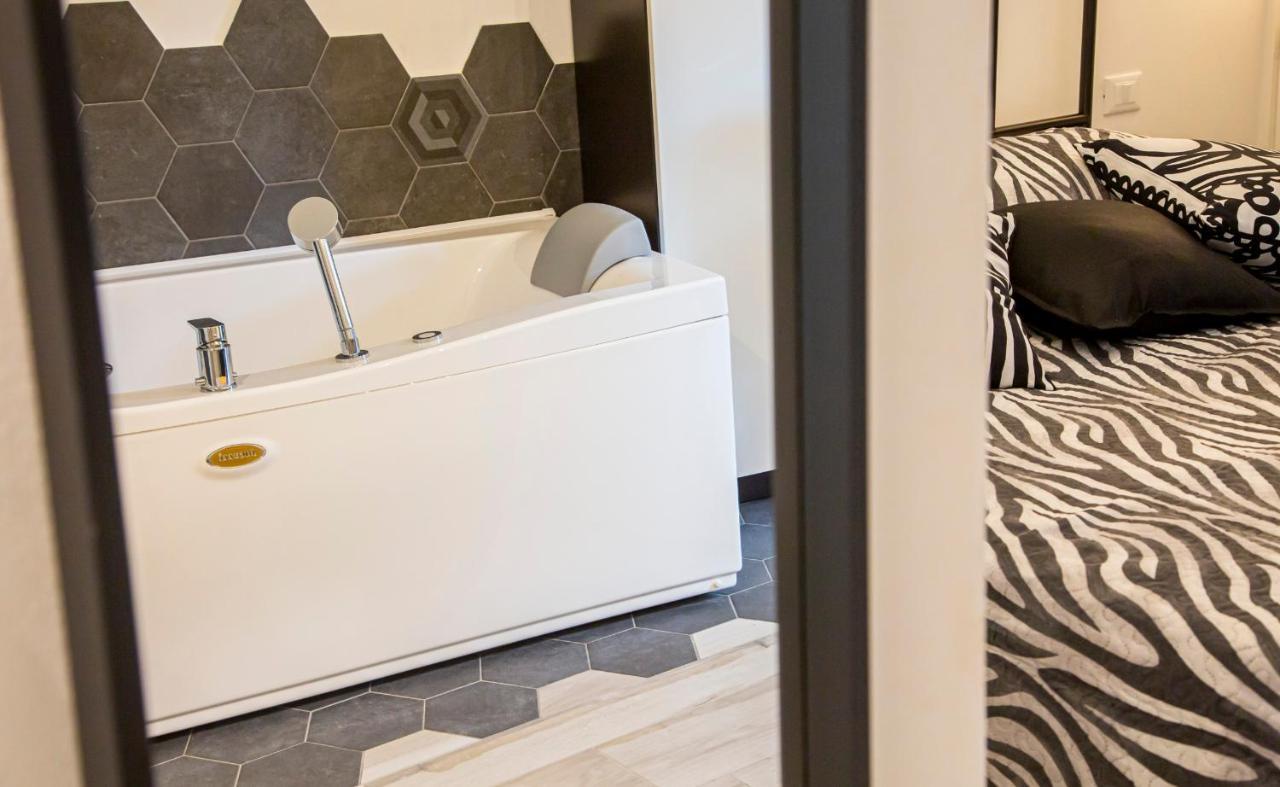 Suite Black And Wite Pisa Exterior photo